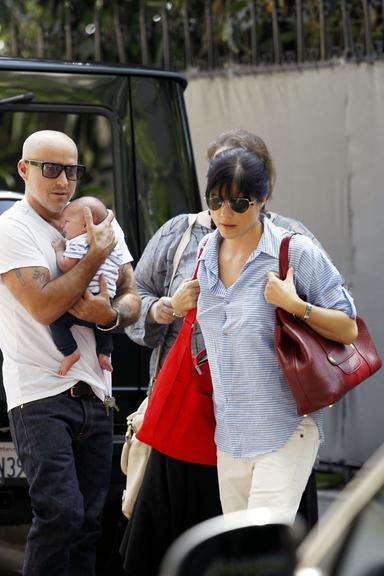 Selma Blair em passeio com o marido, Jason, e filho, Arthur