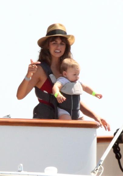 Penélope Cruz com o pequeno Léo