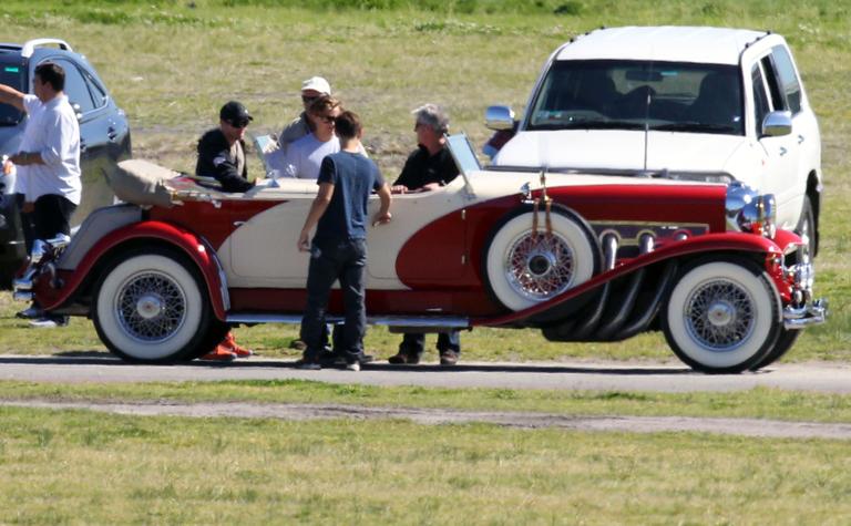 Leonardo DiCaprio e Tobey Maguire testam carro vintage para seu novo filme, The Great Gatsby