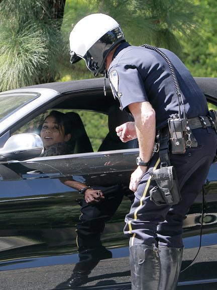 Vanessa Hudgens leva multa de trânsito em Los Angeles