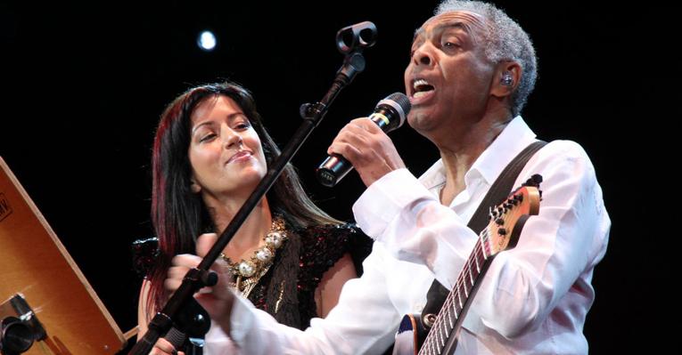 Gilberto Gil e Ana Moura cantam juntos em festival