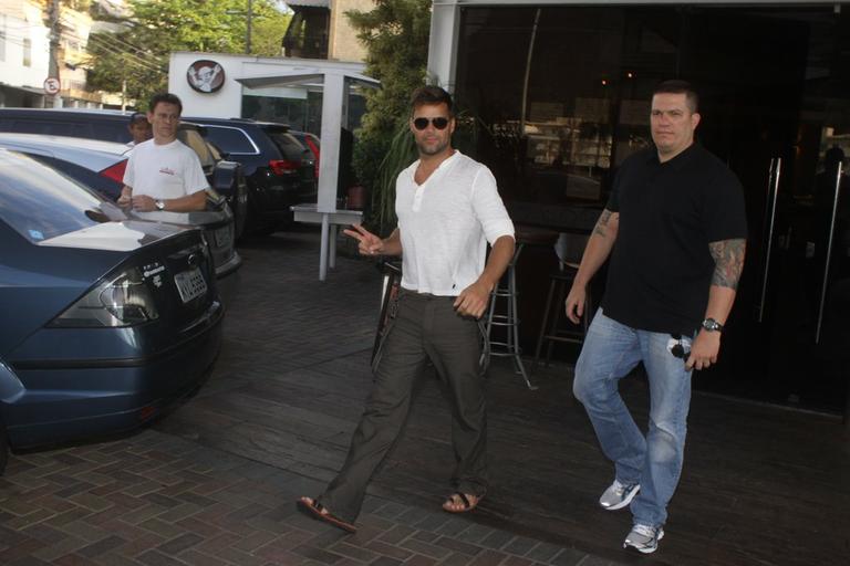 Ricky Martin deixa churrascaria na Barra da Tijuca, Rio