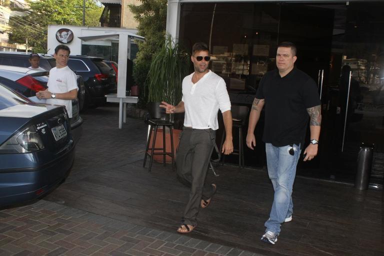 Ricky Martin deixa churrascaria na Barra da Tijuca, Rio