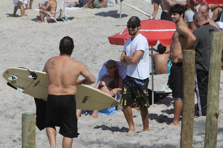 Cauã Reymond curte campeonato de surfe no Rio de Janeiro