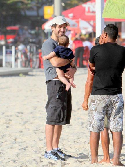 Eriberto Leão leva o pequeno João à praia do Leblon, Rio