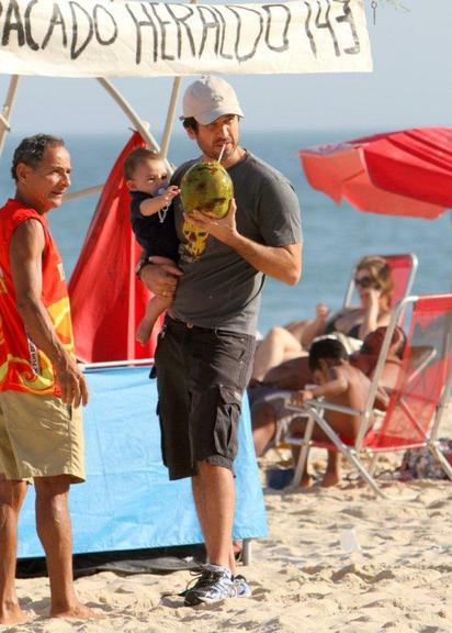 Eriberto Leão leva o pequeno João à praia do Leblon, Rio