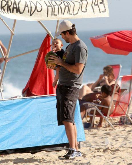 Eriberto Leão leva o pequeno João à praia do Leblon, Rio