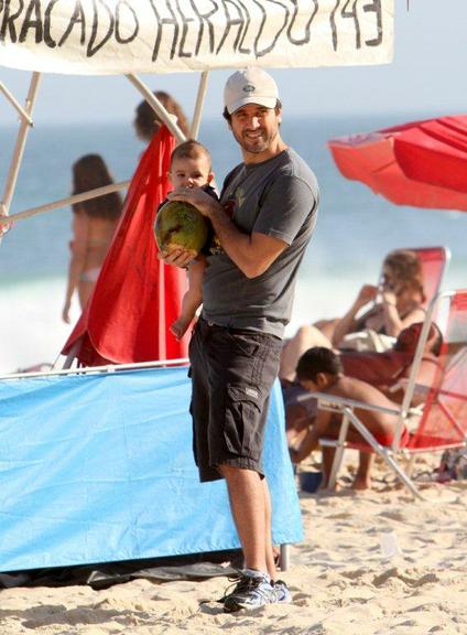 Eriberto Leão leva o pequeno João à praia do Leblon, Rio