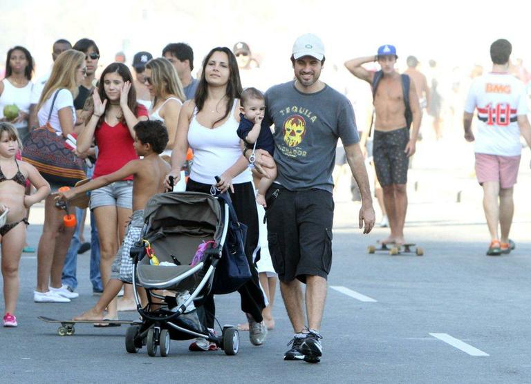 Eriberto Leão leva o pequeno João à praia do Leblon, Rio