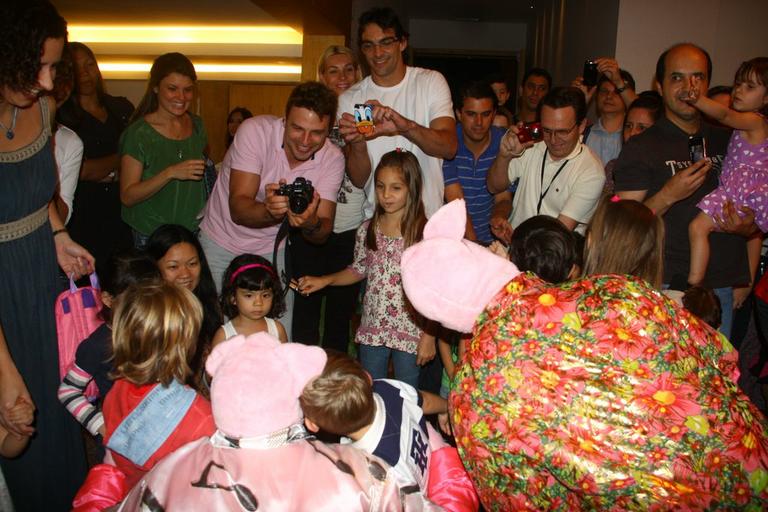 Cássio Reis e Giba levam filhos ao teatro