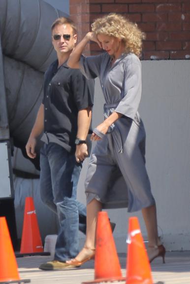 Cameron Diaz com cabelos enrolados em set de filmagens