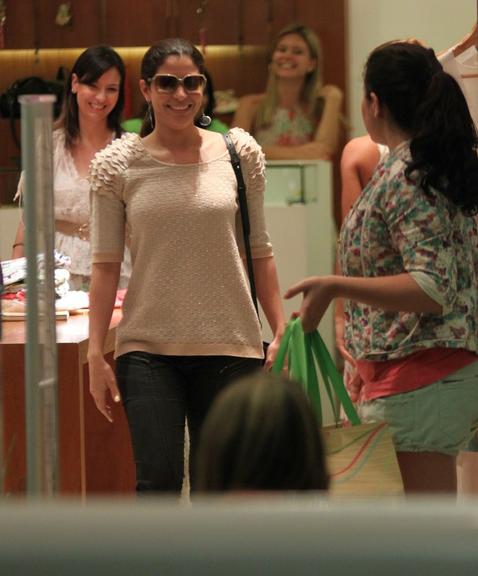 Carol Castro faz compras em shopping no Rio de Janeiro