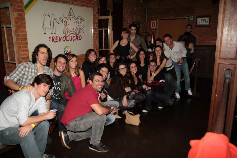 Elenco de 'Amor e Revolução' durante festa de encerramento da novela em São Paulo