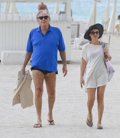 Arnaldo Jabor e Suzana Villas Boas curtem praia em Miami