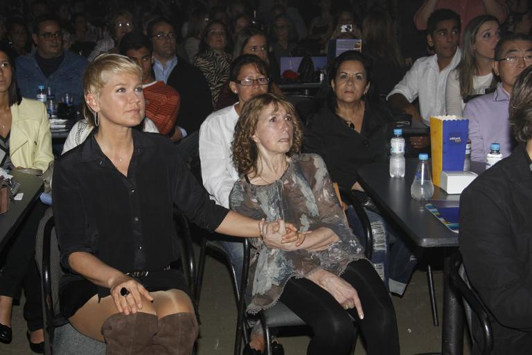 Xuxa Meneghel com a mãe, dona Alda