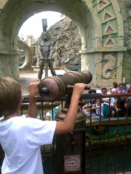 Susana Werner tira foto do filho, Cauet, em parque de diversões