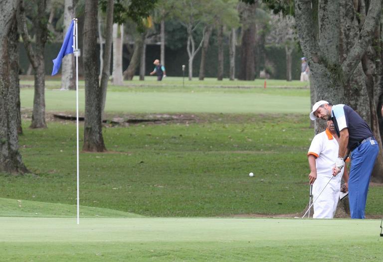 Humberto Martins e Marcos Pasquim jogam golfe no Rio de Janeiro