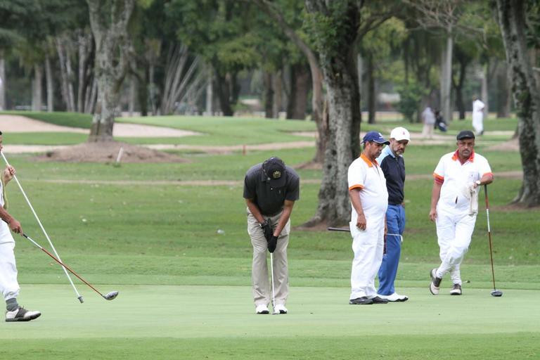 Humberto Martins e Marcos Pasquim jogam golfe no Rio de Janeiro