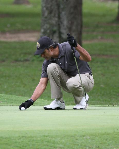 Humberto Martins e Marcos Pasquim jogam golfe no Rio de Janeiro