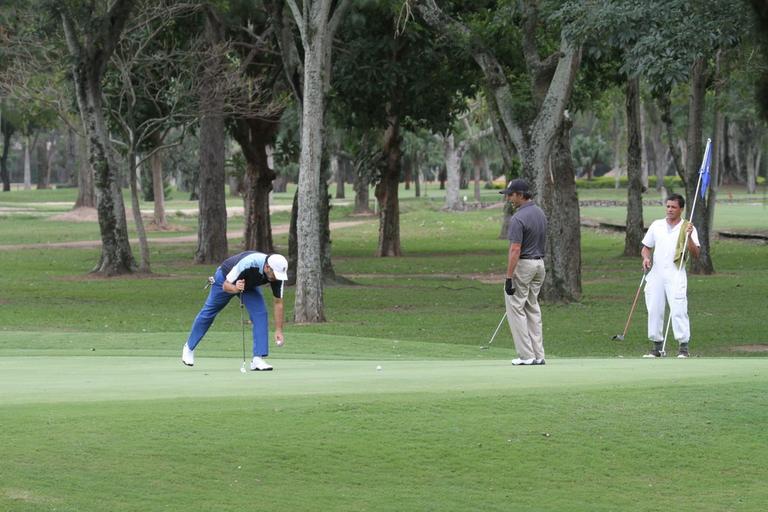 Humberto Martins e Marcos Pasquim jogam golfe no Rio de Janeiro