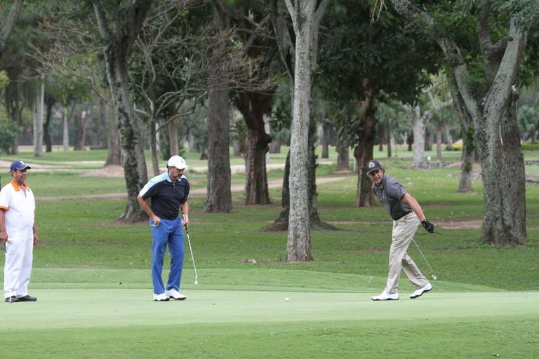 Humberto Martins e Marcos Pasquim jogam golfe no Rio de Janeiro