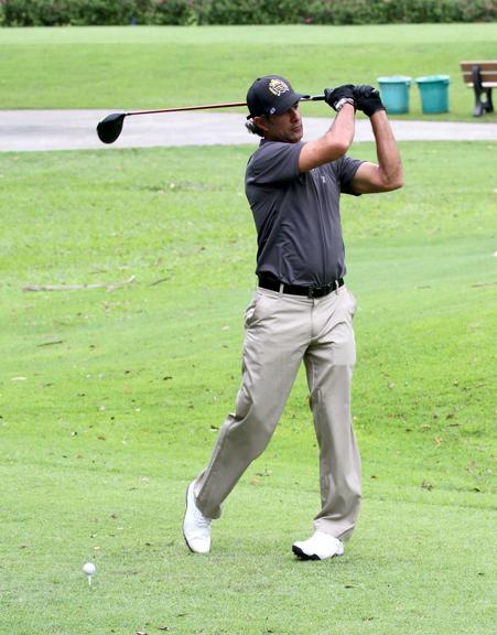 Humberto Martins e Marcos Pasquim jogam golfe no Rio de Janeiro