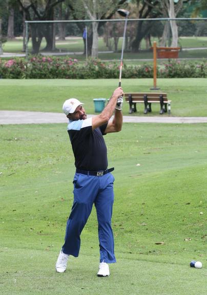 Humberto Martins e Marcos Pasquim jogam golfe no Rio de Janeiro