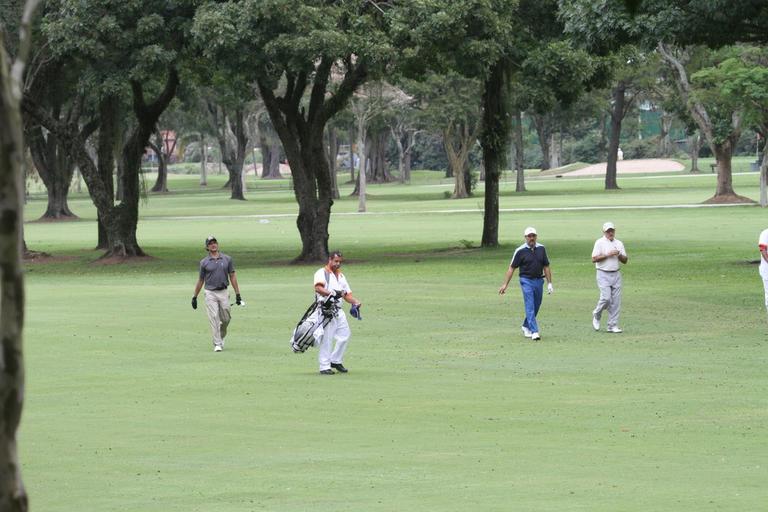 Humberto Martins e Marcos Pasquim jogam golfe no Rio de Janeiro