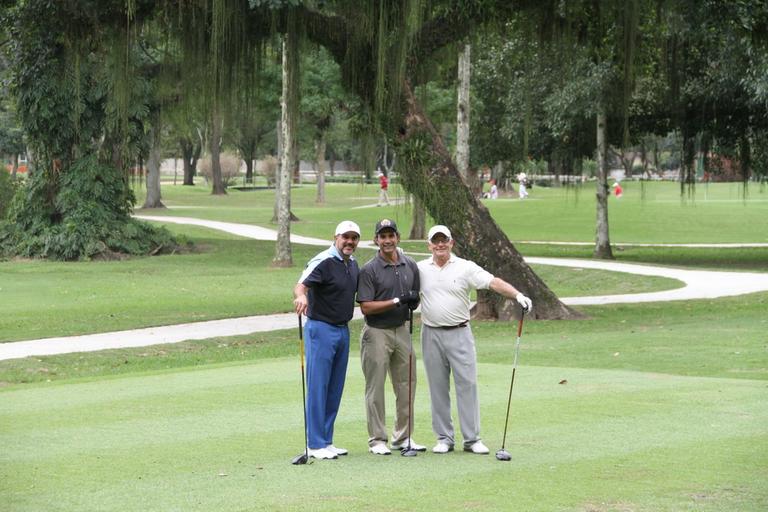 Humberto Martins e Marcos Pasquim jogam golfe no Rio de Janeiro