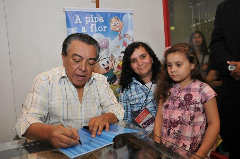 Mauricio de Sousa autografa ‘A Pipa e a Flor’