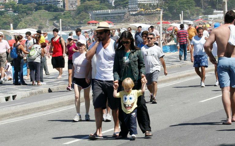 Carlos Bonow curte praia com família 