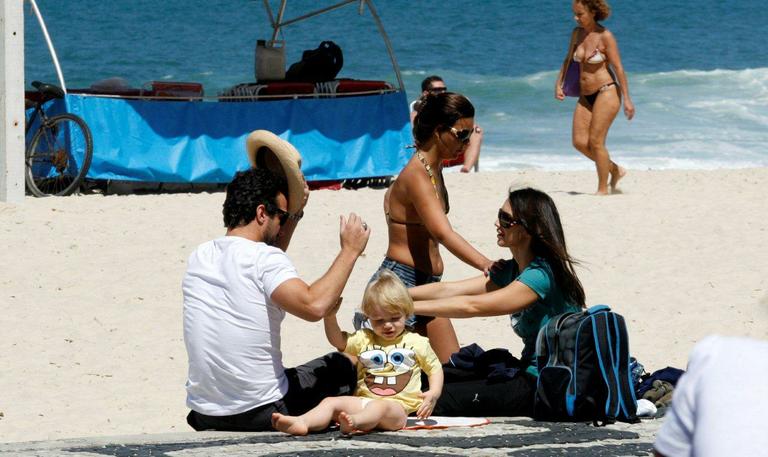 Carlos Bonow curte praia com família 