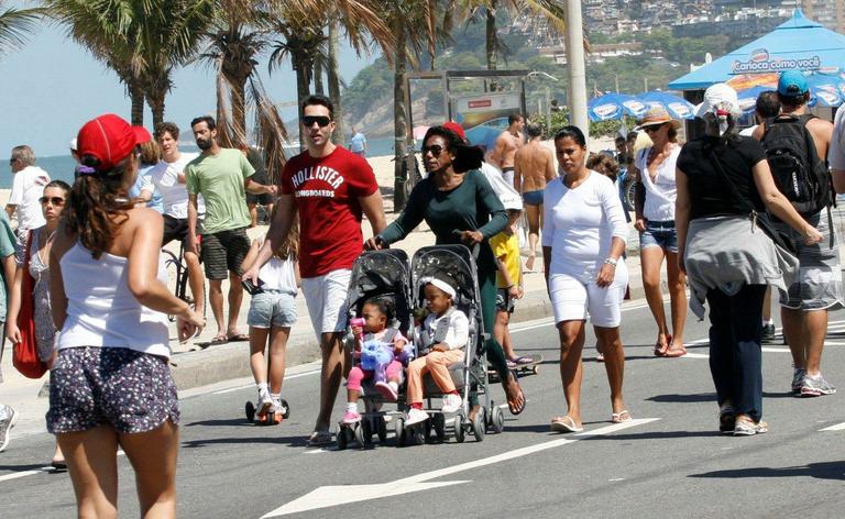 Glória Maria passeia com as filhas, Maria e Laura, no Rio de Janeiro