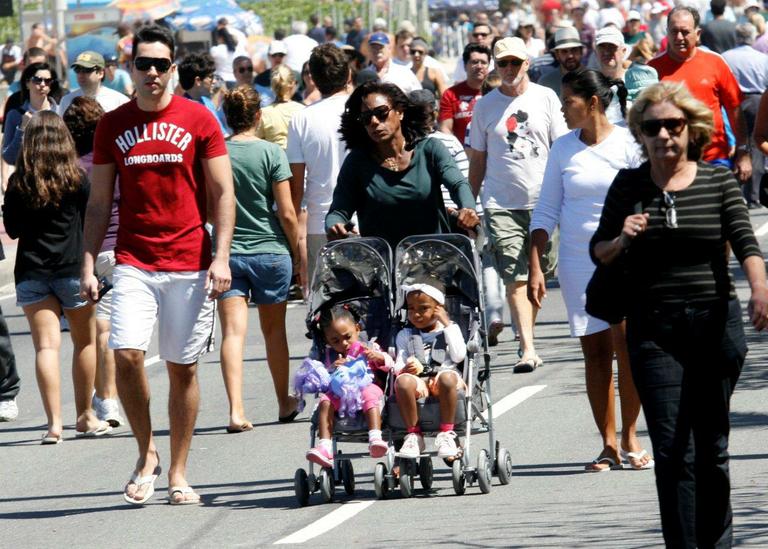 Glória Maria passeia com as filhas, Maria e Laura, pelo Rio de Janeiro