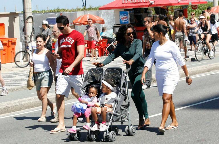 Glória Maria passeia com as filhas, Maria e Laura, pelo Rio de Janeiro