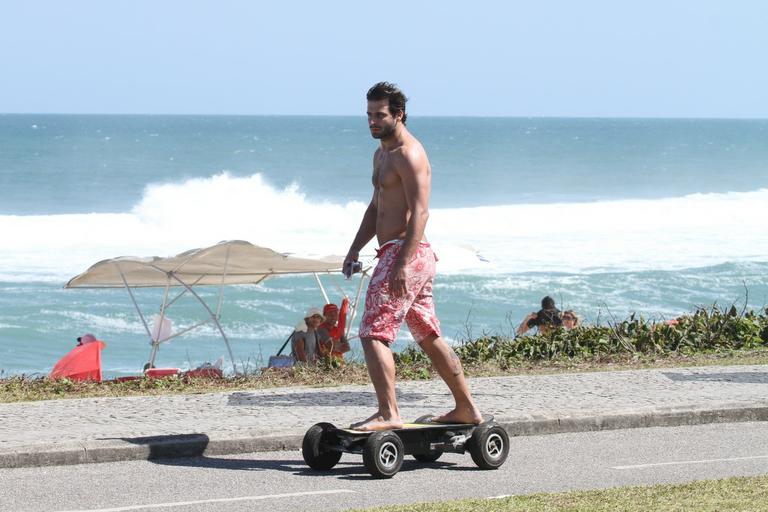 Henri Castelli anda de skate na Barra da Tijuca