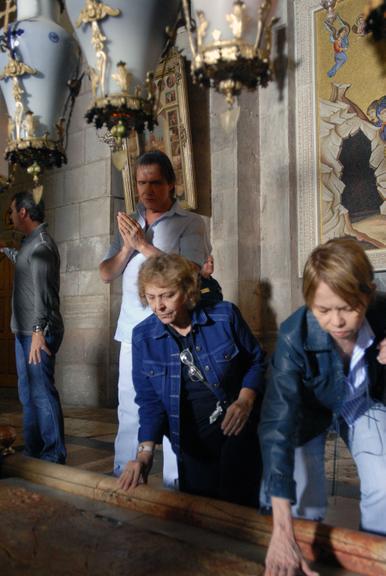 Roberto Carlos ora na pedra em que Maria Madalena preparou Jesus para o sepultamento, no Santo Sepulcro