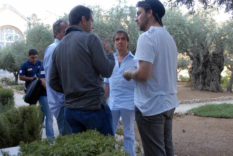 Roberto Carlos conversa com assessores no Monte das Oliveiras