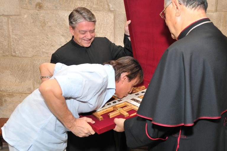 Roberto Carlos beija a comenda recebida da Igreja Católica em Jerusalém