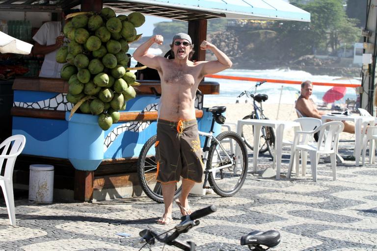 Antonio Calloni brinca com fotografos na praia do Leblon