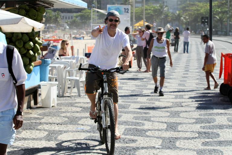 Antonio Calloni pedala pela praia do Leblon 