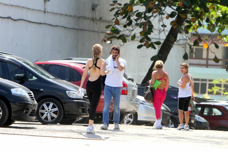 Cauã Reymond saindo de na Academia na Barra da Tijuca