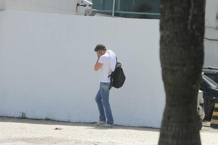 Cauã Reymond saindo de na academia na Barra da Tijuca