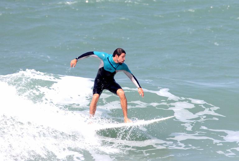 Cauã Reymond mostra habilidade no surf