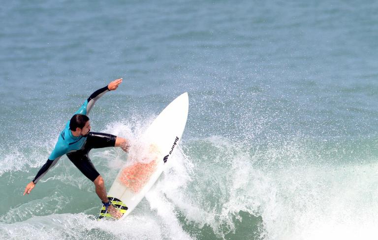 Cauã Reymond mostra habilidade no surf