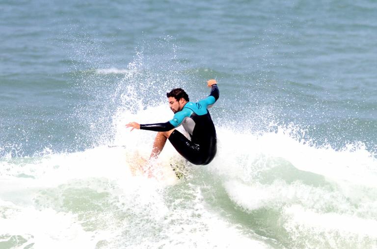 Cauã Reymond mostra habilidade no surf