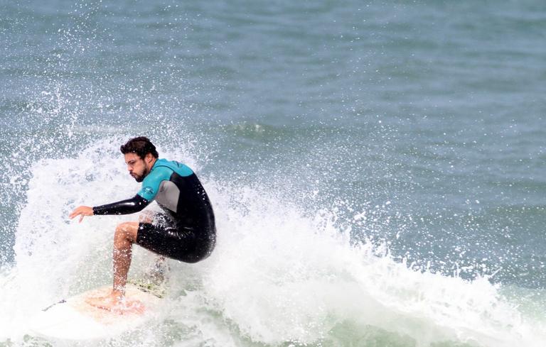 Cauã Reymond mostra habilidade no surf