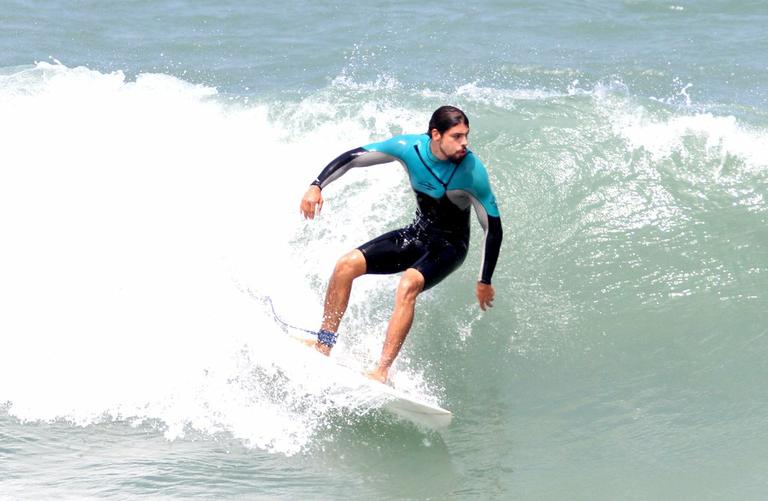 Cauã Reymond mostra habilidade no surf