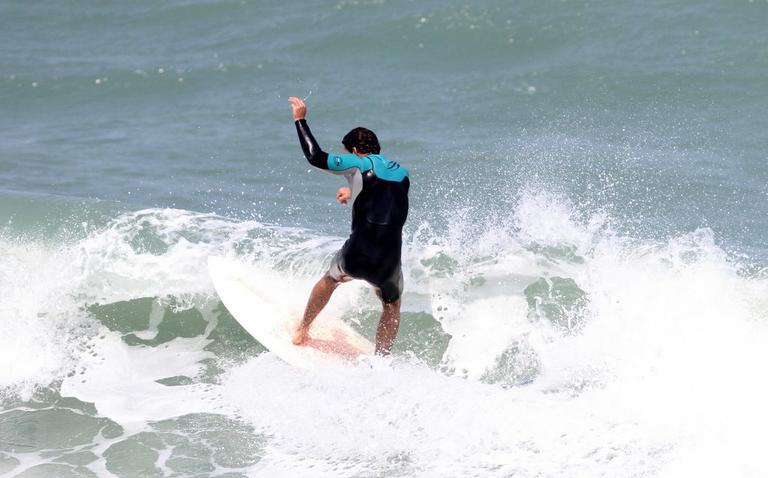 Cauã Reymond mostra habilidade no surf