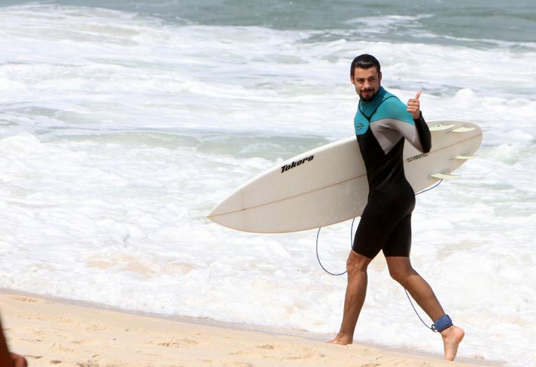 Cauã Reymond mostra habilidade no surf